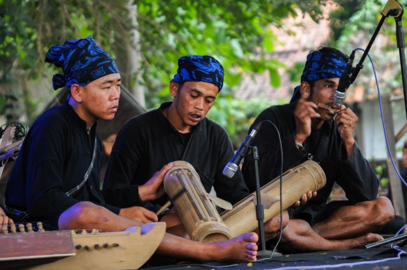 Warga Suku Baduy memainkan musik tradisional Sunda saat Festival Multatuli di Alun-alun Rangkasbitung, Lebak, Banten, Sabtu(14/9). /Foto Antara.