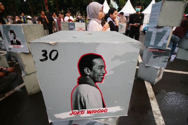 Pengunjung melihat seni instalasi dalam acara Pesta Demokreasi 2019 di Parkir Selatan, Kompleks GBK Senayan, Jakarta, Sabtu (6/4)./ Antara Foto