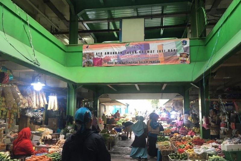   Para pedagang di Pasar Induk Kramat Jati, Jakarta Timur./Foto Antara.