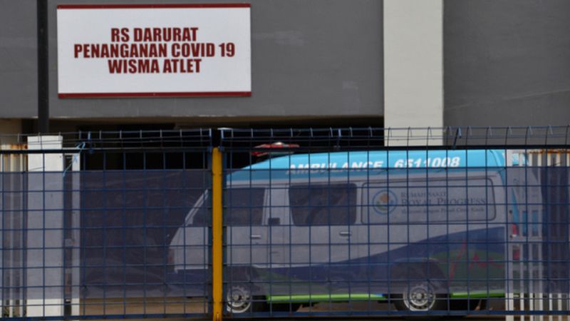 Petugas mengendarai ambulans berisi pasien memasuki RSD Covid-19 di Wisma Atlet, Kemayoran, Jakarta, Selasa (24/3/2020). Foto Antara/Aditya Pradana Putra