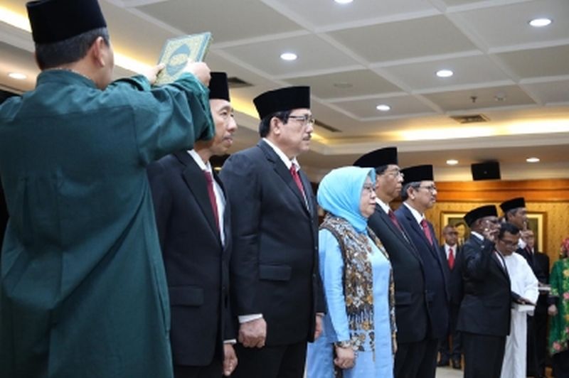 Ketua Komisi Aparatur Sipil Negara Agus Pramusinto (kedua dari kanan) dilantik bersama komisioner KASN lainnya di Gedung KemenPAN-RB, Jakarta, 3 Oktober 2019. Foto dok KASN