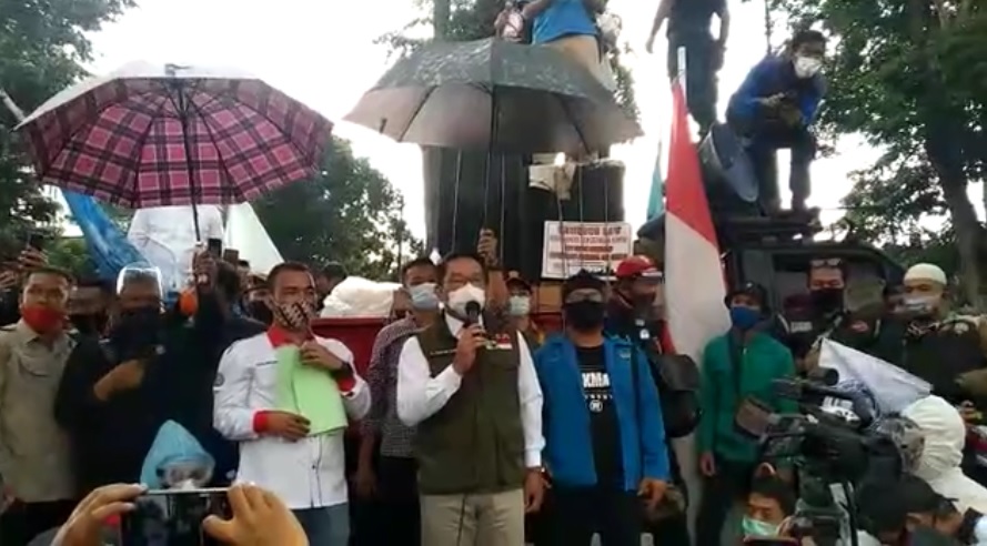Gubernur Jawa Barat Ridwan Kamil menemui demonstran yang menolak pengesahan UU Cipta Kerja di halaman Gedung Sate, Jalan Diponegoro, Bandung, Jawa Barat, Kamis (8/10/2020)./Foto Facebook Evy Yuniawati.