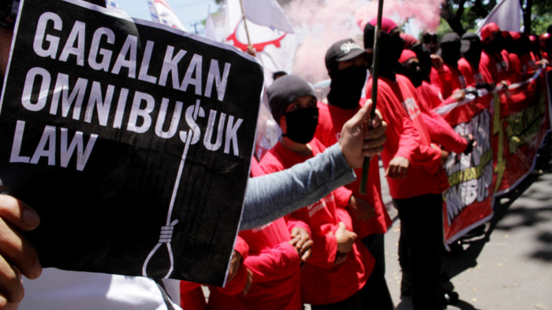 Sejumlah buruh dan mahasiswa yang tergabung dalam Gerakan Rakyat Menolak (GERAM) melakukan unjuk rasa di Kota Makassar, Sulsel, Rabu (11/3/2020). Foto Antara/Arnas Padda.