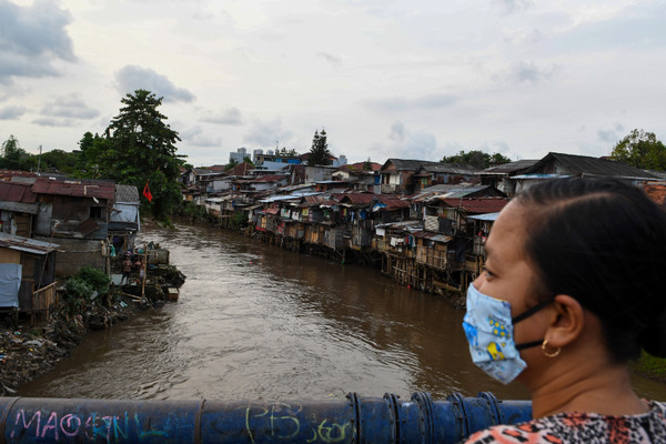 Warga beraktivitas di permukiman bantaran Sungai Ciliwung, Kelurahan Manggarai, Kecamatan Tebet, Jakarta Selatan, Rabu (15/4/2020). Foto Antara/M. Risyal Hidayat 