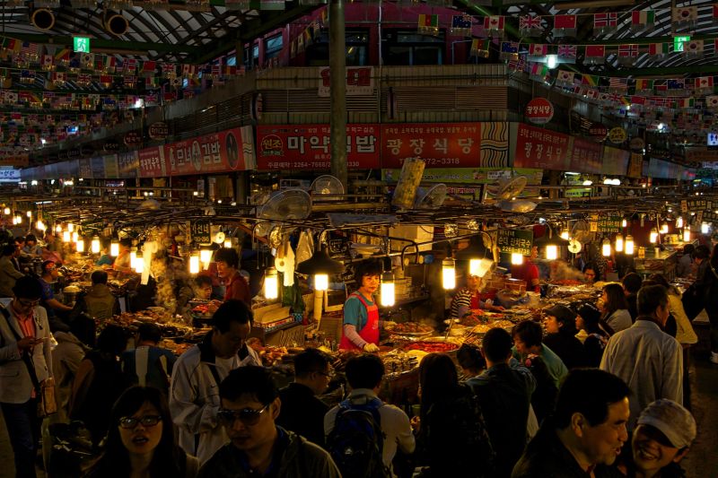 Pasar makanan tradisional di Seoul, Korea Selatan. Foto Unsplash/Mike Swigunski