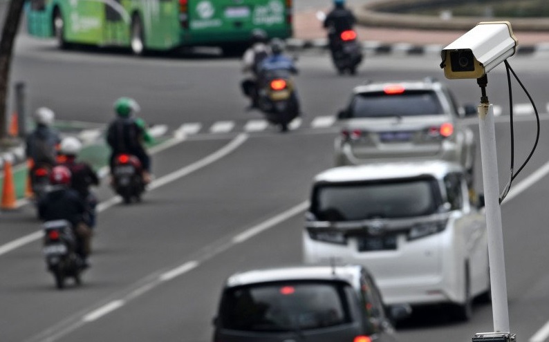 Kamera pengawas atau 'closed circuit television' (CCTV) terpasang di Jalan MH Thamrin, Jakarta, Kamis (23/1). Foto Antara/Aditya Pradana Putra/hp.