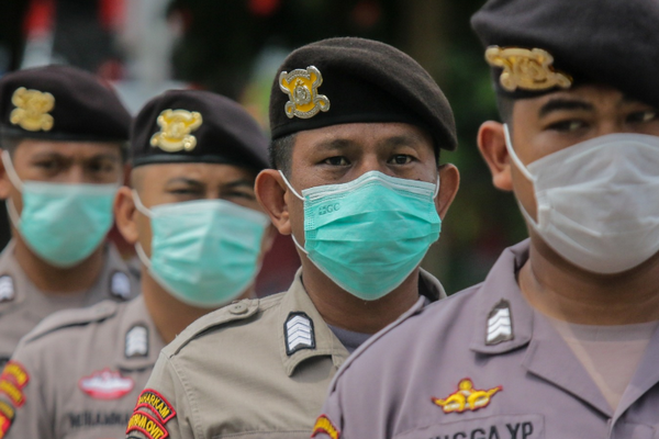 Anggota Polri mengenakan masker saat bertugas di Kota Pangkalpinang, Kepulauan Bangka Belitung, Selasa (31/3/2020)/Foto Antara/Anindira Kintara.