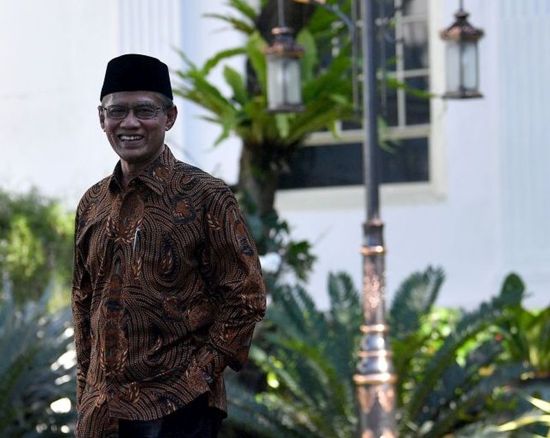 Ketua Umum PP Muhammadiyah Haedar Nashir bersiap memberikan keterangan kepada wartawan seusai bertemu dengan Presiden Joko Widodo di Kompleks Istana Kepresidenan, Jakarta, Senin (2/3). /Foto Antara