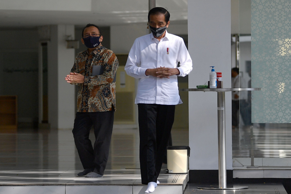Presiden Jokowi didampingi Mensesneg Pratikno meninjau kesiapan penerapan prosedur normal baru di Masjid Baiturrahim, Kompleks Istana Kepresidenan, Jakarta, Kamis (4/6). /Foto Antara