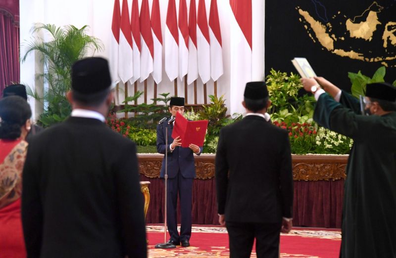 Presiden Joko Widodo melantik 12 duta besar luar biasa dan berkuasa penuh (dubes LBBP) untuk sejumlah negara sahabat di Istana Negara, Jakarta, Senin, 26 Oktober 2020. Foto dok. BPMI Sekretariat Presiden/Rusman