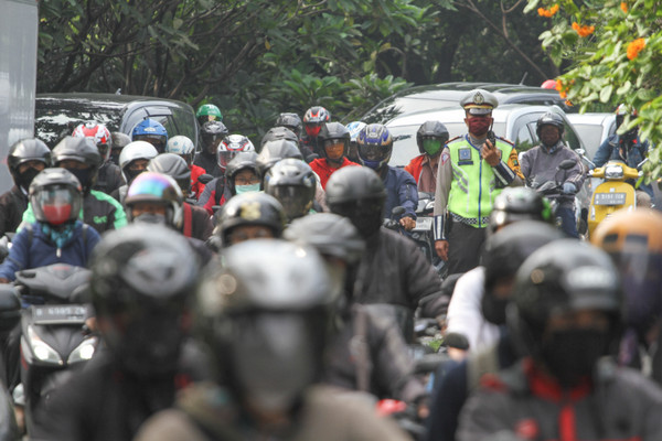 Sejumlah kendaraan melintasi perbatasan menuju Jakarta di Jalan Margonda Raya, Kota Depok, Jabar, Senin (13/4/2020). Foto Antara/Asprilla Dwi Adha
