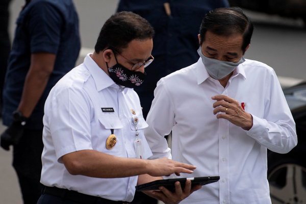 Presiden Jokowi berbincang dengan Gubernur DKI Jakarta Anies Baswedan seusai meninjau kesiapan penerapan prosedur standar New Normal di Stasiun MRT Bundaraan HI, Jakarta, Selasa (26/5/2020)./Foto Antara/Sigid Kurniawan.