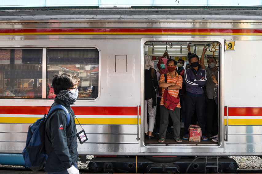 Sejumlah penumpang berada di dalam gerbong KRL saat PSBB di Stasiun Manggarai, Jakarta, Selasa (14/4/2020). Foto Antara/M. Risyal Hidayat 