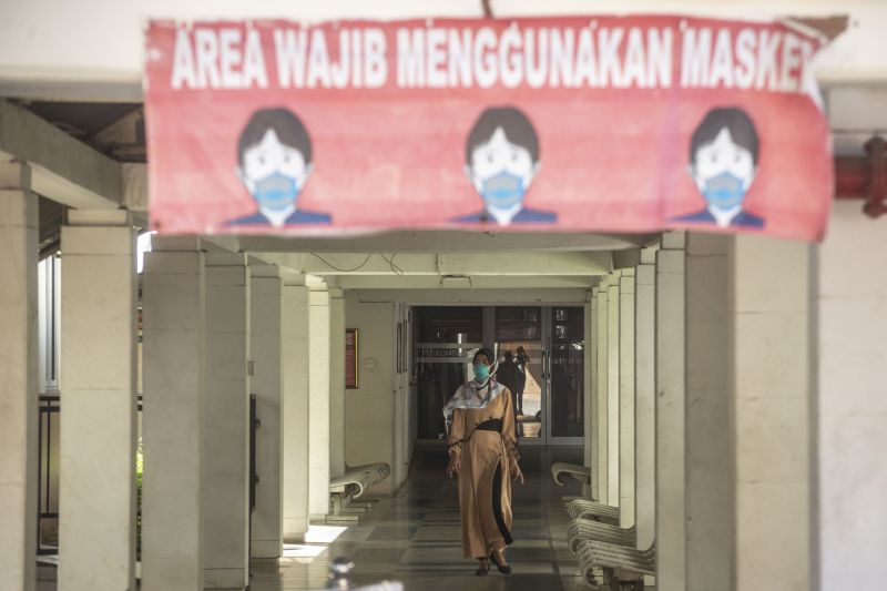 Warga berjalan menggunakan masker di RSPI Sulianti Saroso, Jakarta, Selasa (10/3/2020). Foto Antara/Aprillio Akbar.