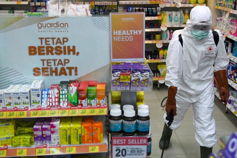  Petugas Palang Merah Indonesia (PMI) melakukan penyemprotan cairan disinfektan pada salah satu stan di pusat perbelanjaan Sarinah, Jakarta Pusat, Selasa (17/3/2020). Foto Antara/M Risyal Hidayat.
