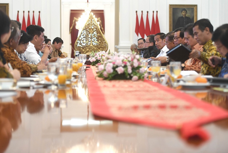  Presiden Joko Widodo (keenam kanan) memimpin rapat kabinet terbatas (Ratas) di Istana Merdeka, Jakarta./Foto Antara.