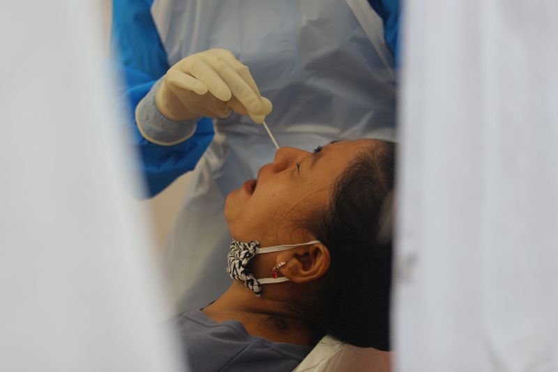 Petugas kesehatan mengambil sampel lendir dari hidung salah satu warga saat mengikuti swab test dan tes diagnostik cepat (rapid test) COVID-19 secara massal di Surabaya, Jawa Timur, Senin (1/6). Foto Antara/Moch Asim.