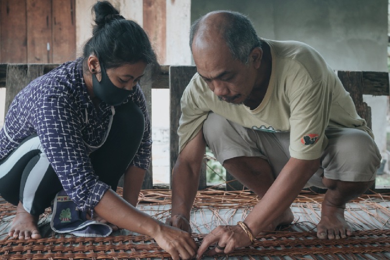 Kerja bahu-membahu dengan komunitas Kilau Art Studio dengan pengrajin serta komunitas lokal menghidupkan area kompleks Candi Muaro Jambi, Provinsi Jambi. Foto: Rengga Gautama Satria