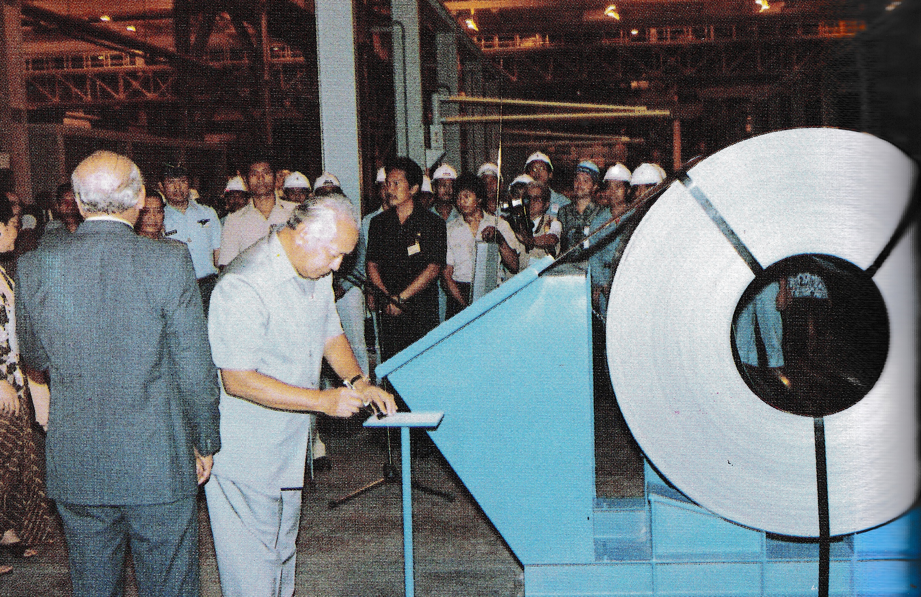 Soeharto menandatangani ekspor pertama hasil pabrik baja PT Krakatau Steel./Repro buku Soeharto: Pikiran, Ucapan, dan TIndakan Saya (1989).