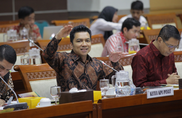 Ketua Komisi Penyiaran Indonesia (KPI) Agung Suprio (tengah) saat rapat dengar pendapat dengan Komisi 1 DPR di komplek Parlemen, Jakarta, Senin (17/2/2020)/ Foto Antara/Reno Esnir.