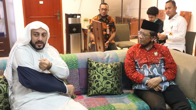  Syekh Ali Jaber (kiri) berbincang dengan Menko Polhukam, Mahfud MD, saat dikunjungi di kediamannya, Senin (14/9/2020). Twitter/@mohmahfudmd.