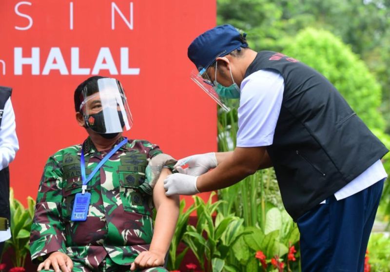 Panglima TNI Marsekal Hadi Tjahjanto disuntik vaksin. /Foto dokumentasi TNI