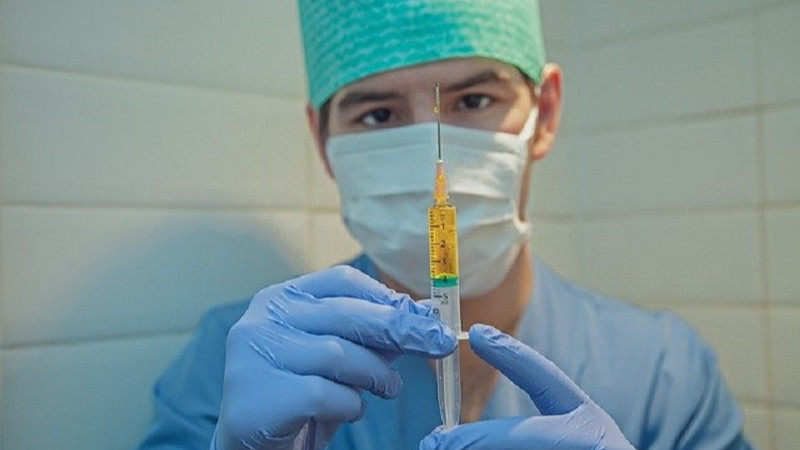 Ilsutrasi seorang dokter memegang jarum suntik. Pixabay.com