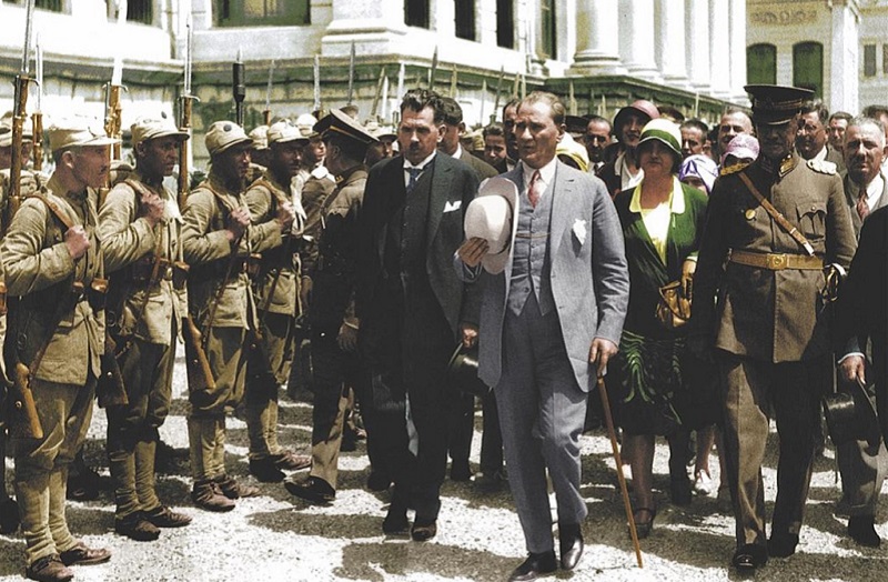 Presiden pertama Turki Mustafa Kemal Ataturk (memegang topi) diabadikan dalam sebuah foto pada 1925. /Foto Wikimedia Commons