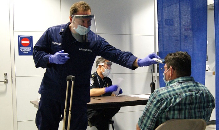 Petugas medis memindai penumpang pesawat asal Sierra Leone yang baru tiba di Bandara O'Hare, Chicago, Amerika Serikat pada 1Januari 2010. /Foto Wikimedia Commons