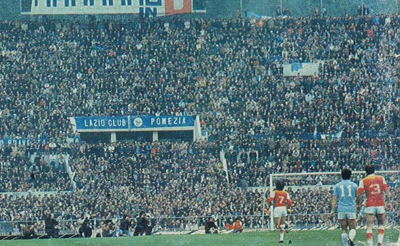 Penonton memenuhi stadion dalam laga derby antara Roma vs Lazio pada 1979. /Foto Wikimedia Commons