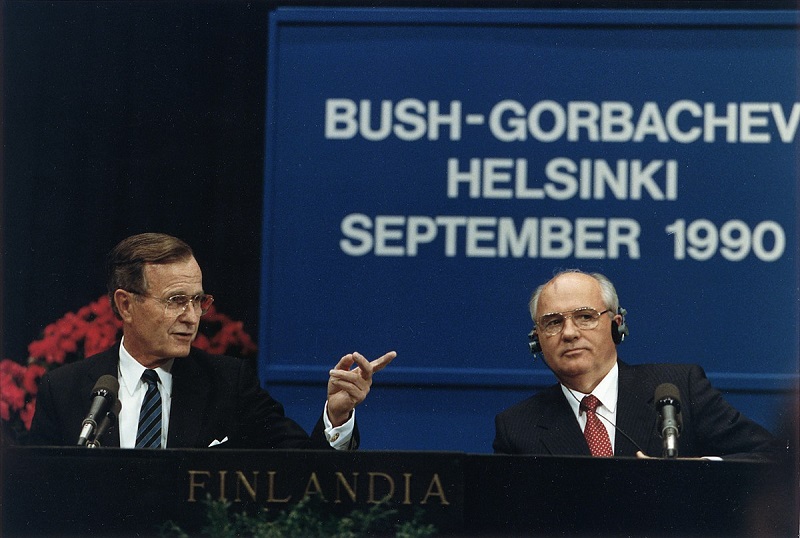 Presiden Amerika Serikat George H. W. Bush dan Presiden Soviet Mikhail Gorbachev menggelar konferensi pers bersama di Helsinki Summit, Finlandia pada September, 1990. /Foto Wikimedia Commons