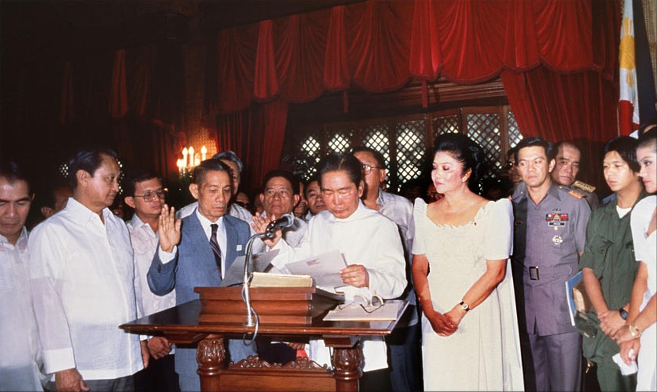 Presiden Filipina Ferdinand E. Marcos disumpah oleh Hakim Agung Ramon Aquino di aula Istana Malacañan, Manila, 25 Februari 1986. /Foto Wikimedia Commons