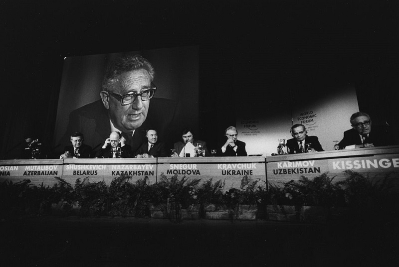 Presiden Kazakhstan Nazarbayev (tiga baris dari kiri) hadir dalam World Economic Forum 1992 yang diketuai Henry Kissinger in Davos, Swiss. /Foto Wikimedia Commons