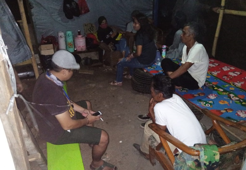 Udin, 55 tahun, dan sejumlah warga korban penggusuran berkumpul di gubuk yang didirikan Udin di lahan sengketa di Menteng Dalam, Tebet, Jakarta Selatan, Minggu (13/6). Alinea.id/Kudus Purnomo Wahidin