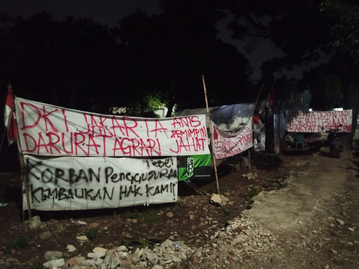 Sejumlah spanduk protes dibentangkan di lokasi penggusuran rumah warga di Jalan Dr Soepomo, Menteng Dalam, Tebet, Jakarta Selatan, Minggu (13/6). Alinea.id/Kudus Purnomo Wahidin