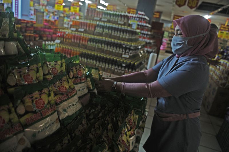 Pekerja mengatur tata letak barang kebutuhan sehari-hari di Ramayana Medan, Sumatera Utara. Foto Reuters/Aditya Sutanta.