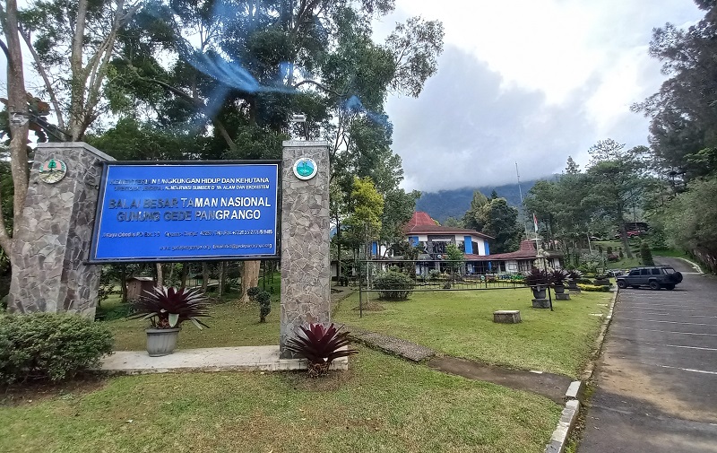 Suasana gedung Balai Besar Taman Nasional Gunung Gede Pangrango (TNGPP) di Cibodas, Jawa Barat, Kamis (18/11). Alinea.id/Achmad Al-Fiqri