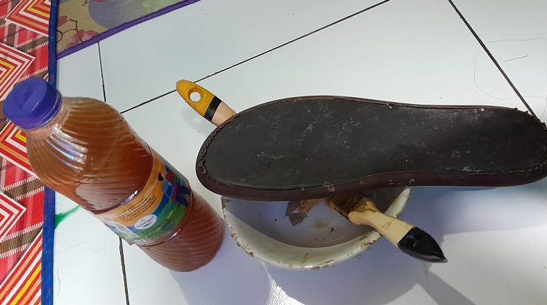 Lem, kuas dan sol sepatu bekas tergeletak di lantai rumah Jaeni di Kapuk Muara, Jakarta Utara, Senin (6/3). Alinea.id/Akbar Ridwan