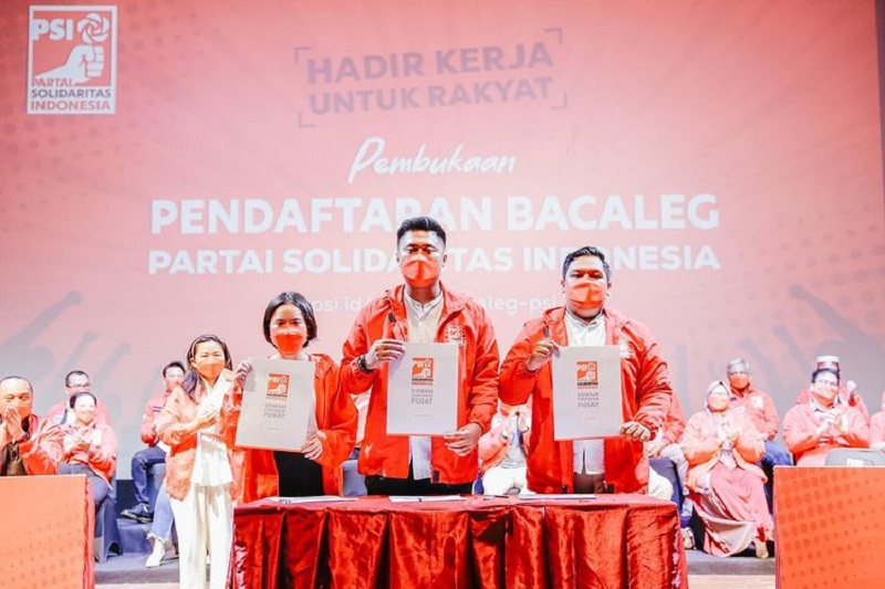 Politikus muda Partai Solidaritas Indonesia (PSI) Joedea Aris Theofilus (kanan) menunjukkan dokumen formulir pendaftaran bacaleg PSI. /Foto Instagram @joetheofilus