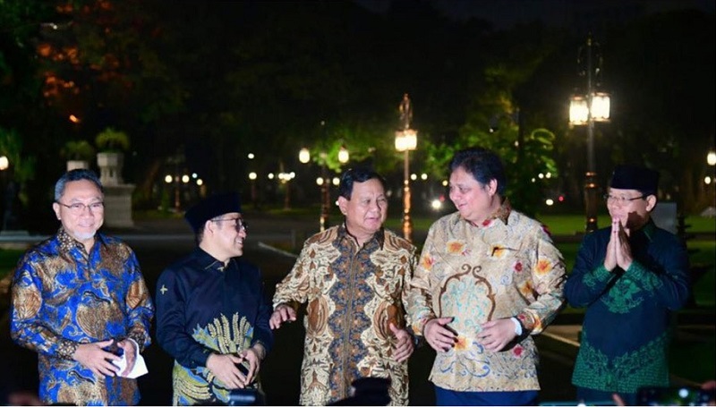 Ketua Umum Partai Gerindra Prabowo Subianto (tengah) berfoto bersama para ketum parpol usai acara halal bihalal di Istana Presiden, Jakarta, Mei 2023. /Foto Instagram @prabowo