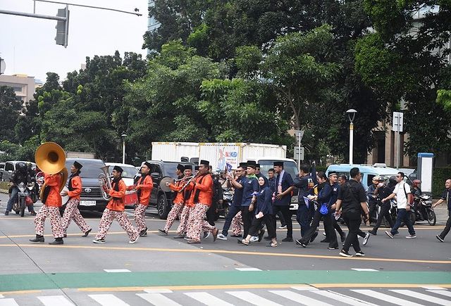 Rombongan kader Partai NasDem berjalan kaki menuju Gedung KPU untuk menyerahkan dokumen daftar bacaleg NasDem DKI Jakarta pada 12 Mei 2023. /Foto Instagram @nasdem.jakarta