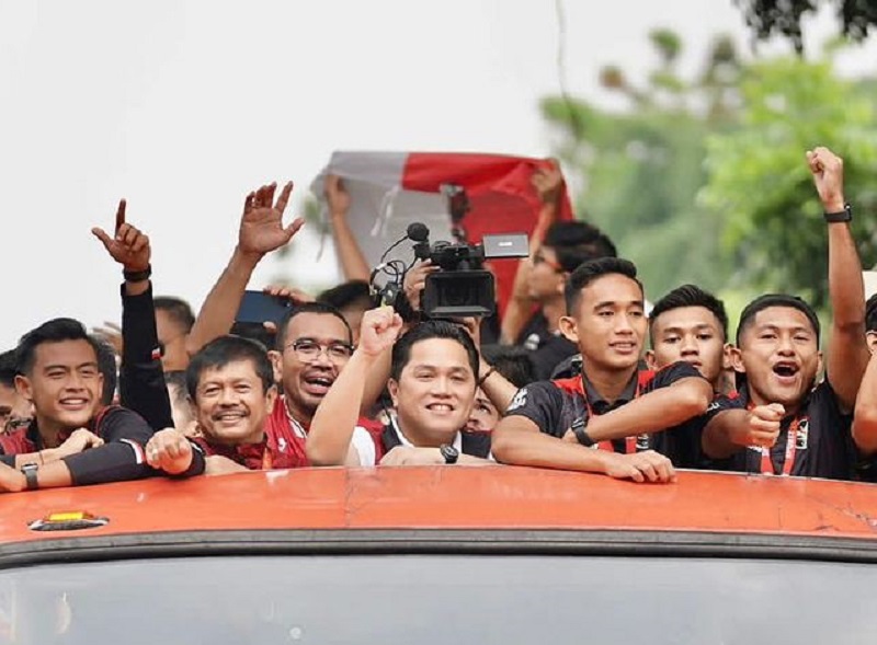 Ketua Umum PSSI sekaligus Menteri BUMN Erick Thohir ikut serta dalam parade kemenangan timnas sepak bola Indonesia di Sea Games 2023. /Foto Instagram @erickthohir