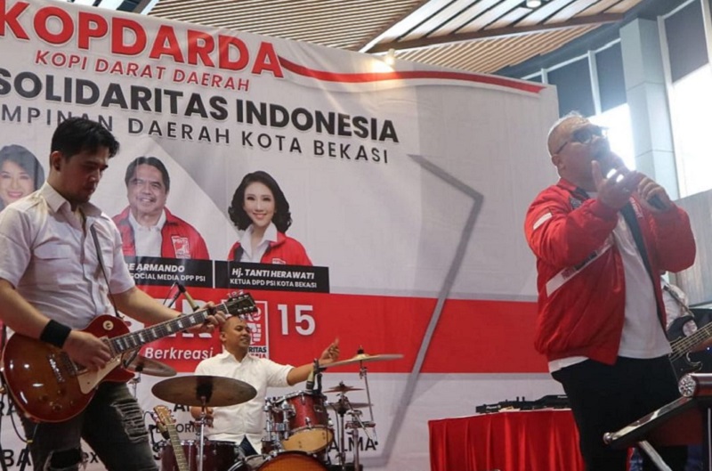 Caleg Partai Solidaritas Indonesia (PSI) Doadibadai Hollo (kanan) menghibur pengunjung dalam acara kopi darat PSI di Bekasi Jawa Barat, Juli 2023. /Foto Instagram @badaithepianoman
