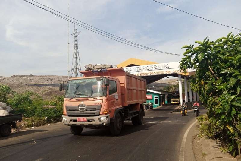 Sebuah truk sampah melintas di depan gerbang di TPST Bantargebang Bekasi, Jawa Barat, Senin (10/4) siang. Alinea.id/Kudus Purnomo Wahidin