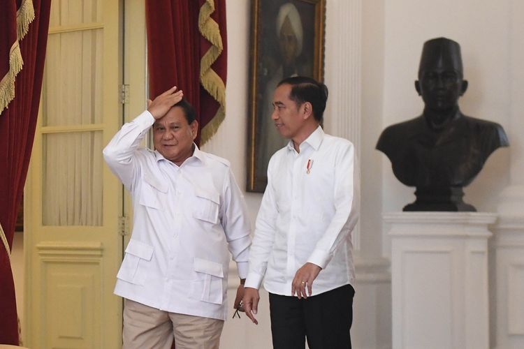 Presiden Joko Widodo (kanan) berjalan bersama Ketua Umum Partai Gerindra Prabowo Subianto (kiri) usai melakukan pertemuan di Istana Merdeka, Jakarta, Jumat (11/10/2019).  /Foto Antara