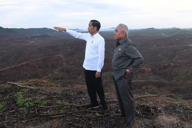 Presiden Joko Widodo (kiri) berbincang dengan Gubernur Kalimantan Timur Isran Noor (kanan) saat meninjau lokasi rencana ibu kota baru di Sepaku, Penajam Paser Utara, Kalimantan Timur, Selasa (17/12/2019).  /Foto Antara