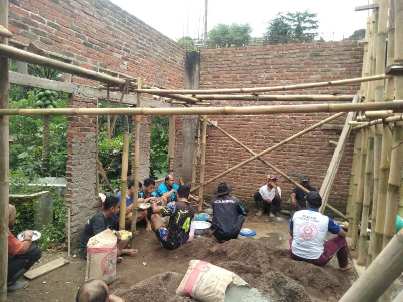 Para pekerja tengah beristirahat di sela proses pembangunan masjid Ahmadiyah di Nyalindung, Kabupaten Garut, Jawa Barat, Selasa (3/11/2020)./Foto Asep Nanu Haryono. 