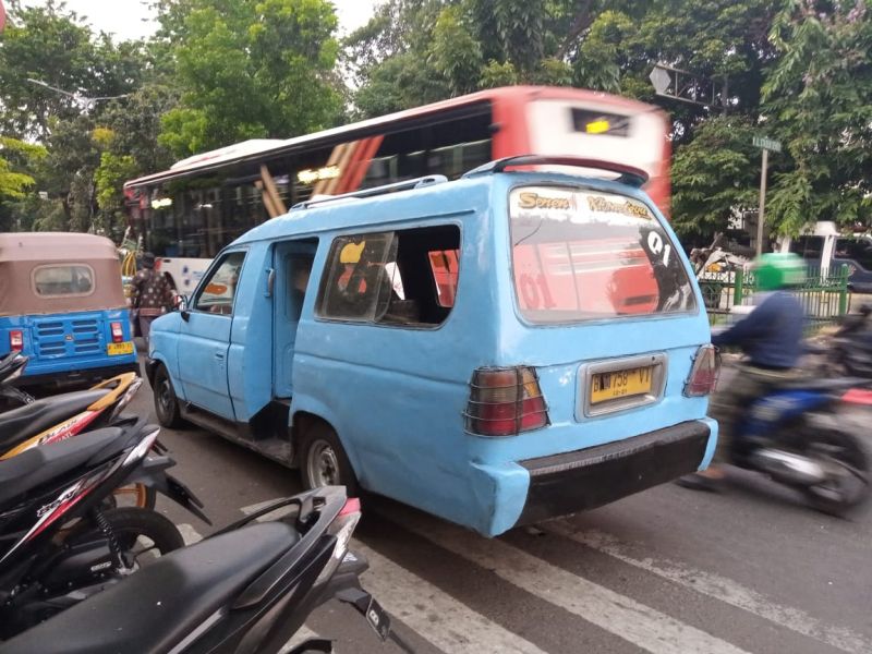 Mikrolet M 01 jurusan Kampung Melayu-Pasar Senen harus bersaing mencari penumpang dengan kendaraan umum lainnya, Kamis (2/9/2021). Alinea.id/Kudus Purnomo Wahidin.