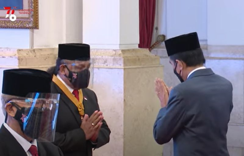 Eurico Guterres mendapat selamat dari Presiden Joko Widodo dalam penganugerahan tanda kehormatan di Istana Negara, Jakarta, Kamis (12/8)./Youtube Sekretariat Presiden.
