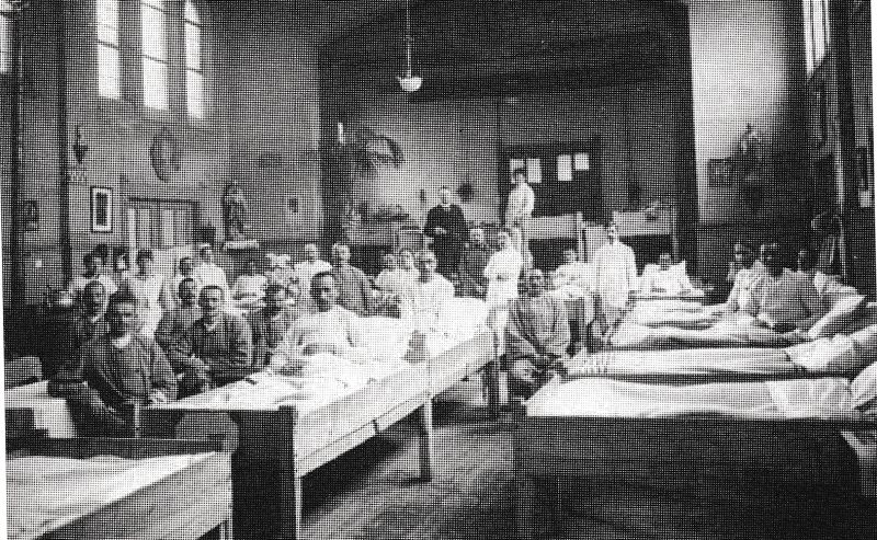 Para tahanan perang Serbia yang dirawat di sebuah rumah sakit di Rotterdam, Belanda pada 5 Februari 1919, karena flu Spanyol./Europeana Collections/Repro buku Peran Melawan Influenza (2020) karya Ravando. 